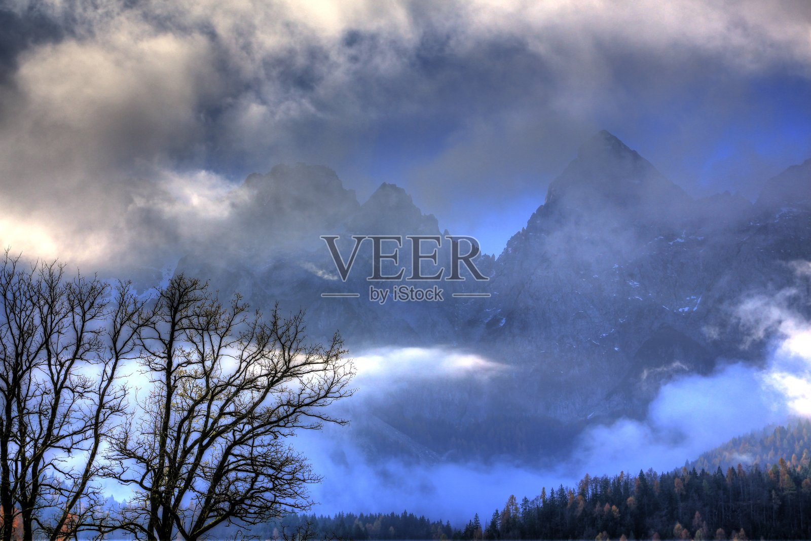 高耸入云的高山照片摄影图片