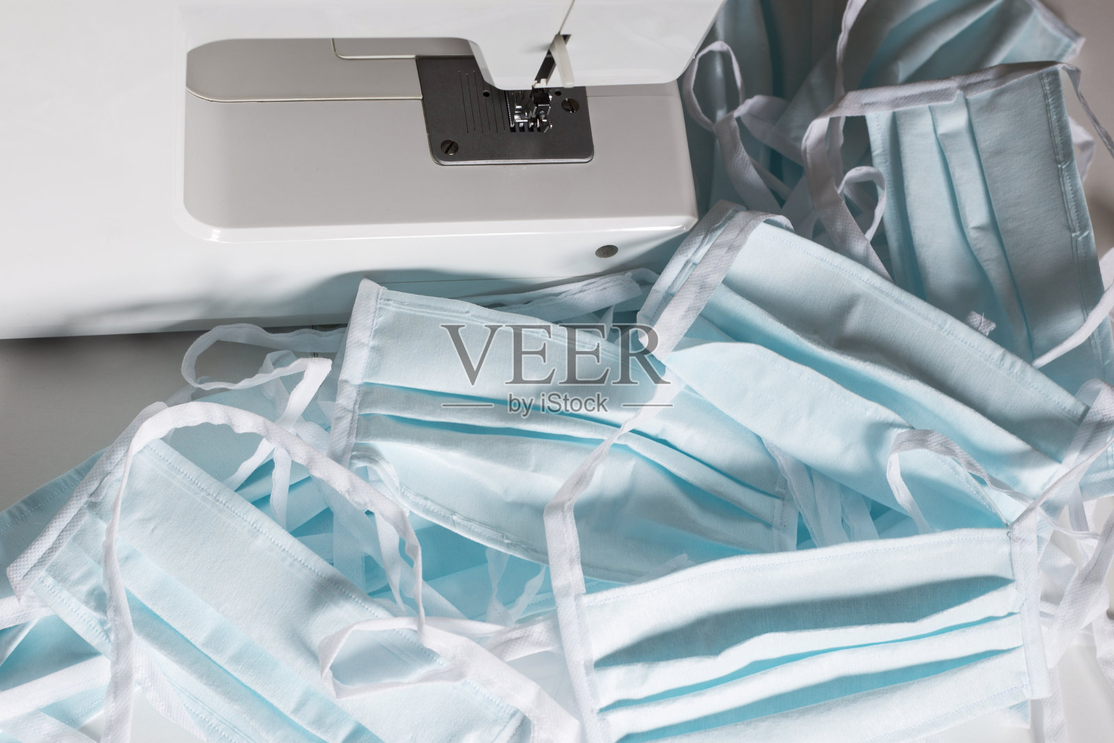 自制口罩，使用政府批准发放的纸巾，发放并分发给民众，防止新冠病毒、新冠病毒的传播照片摄影图片