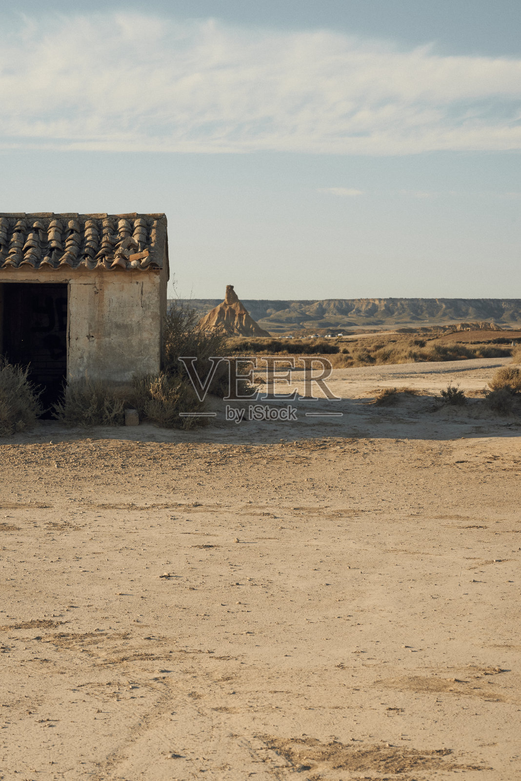 沙漠景观，暖气，废弃的房子照片摄影图片