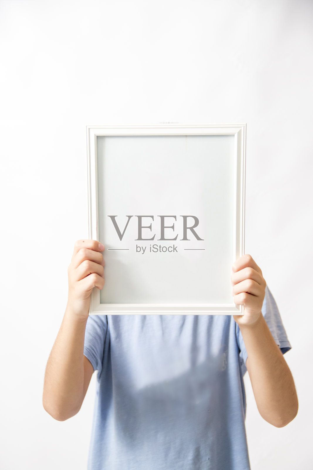 男孩拿着一个空白的相框照片摄影图片