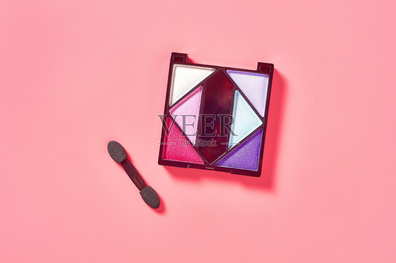 由天然成分制成的腮红粉调色板躺在美容沙龙的粉红色台面上。美丽和时尚的概念。脸护理照片摄影图片