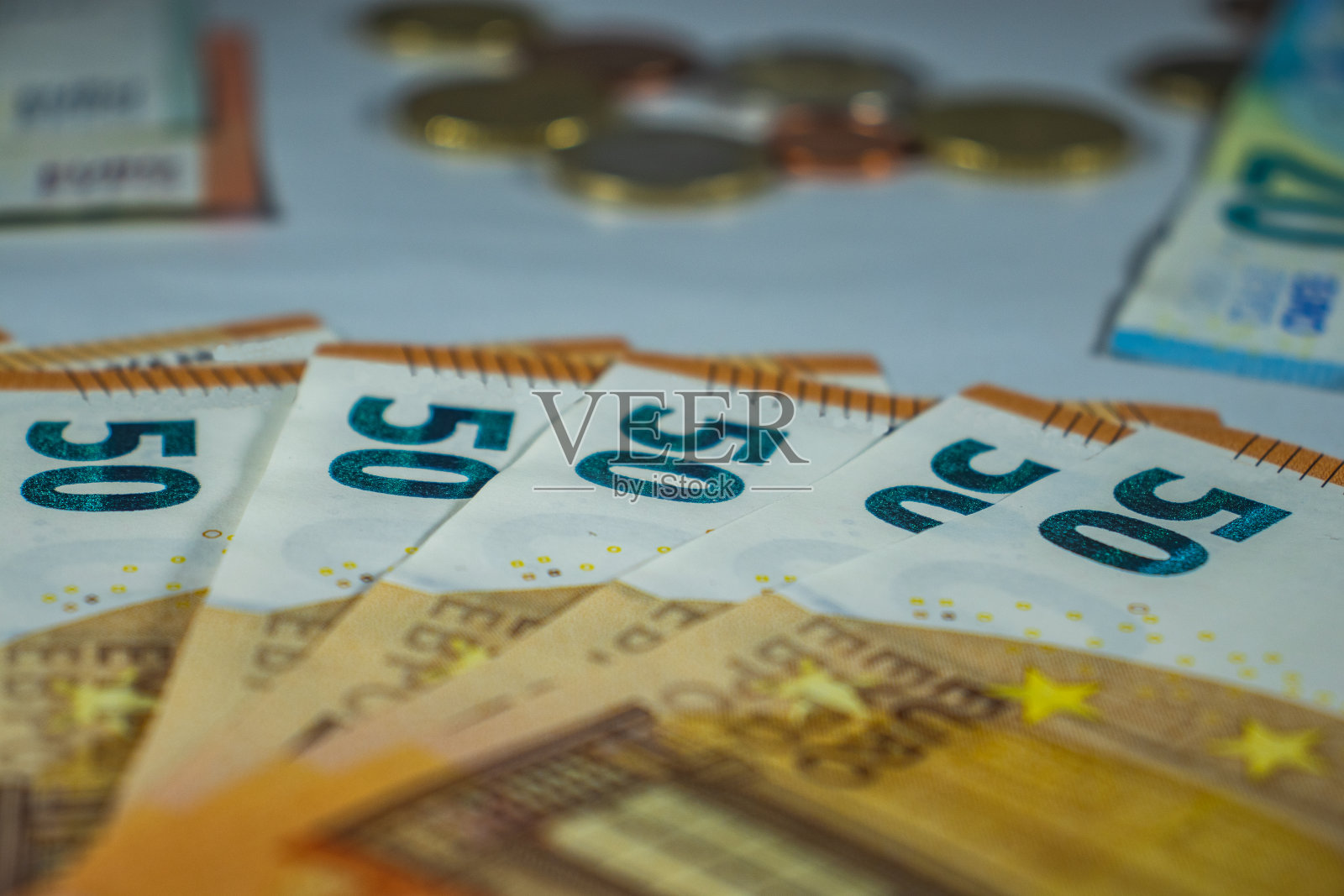 欧元货币，欧元现金背景有硬币、纸币照片摄影图片