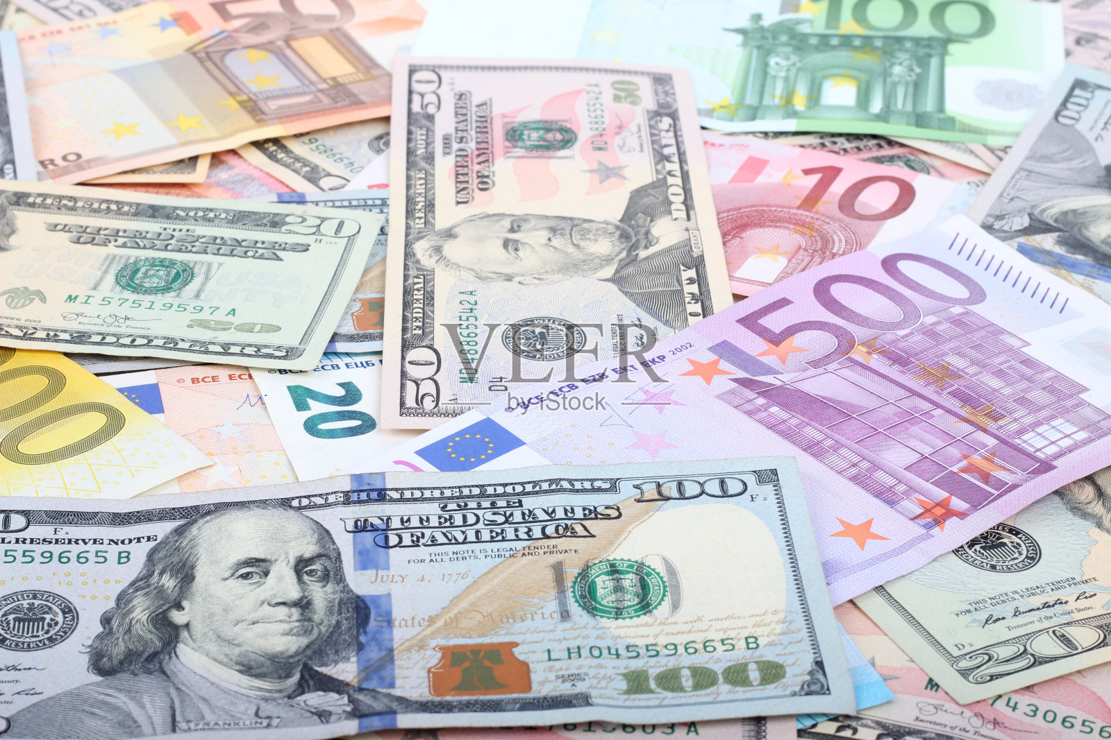 许多美元和欧元的纸币作为背景。照片摄影图片