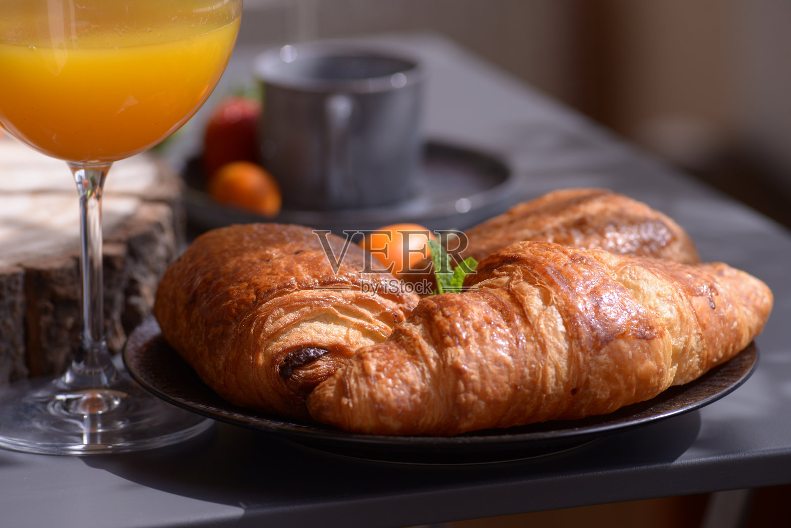 早餐吃牛角面包和巧克力面包照片摄影图片