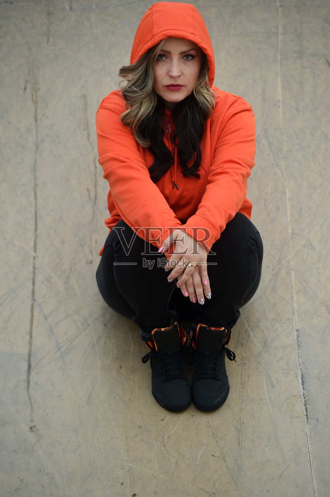 中年妇女在休闲服装肖像照片摄影图片