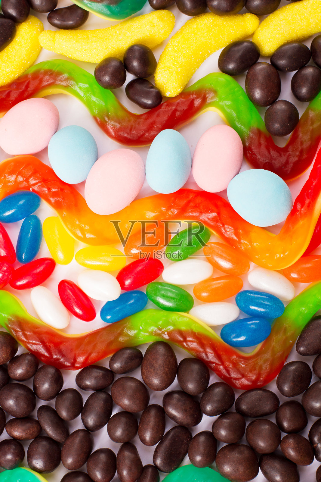 彩色糖果，棒棒糖和糖果孤立在白色背景。前视图。有选择性的重点。照片摄影图片