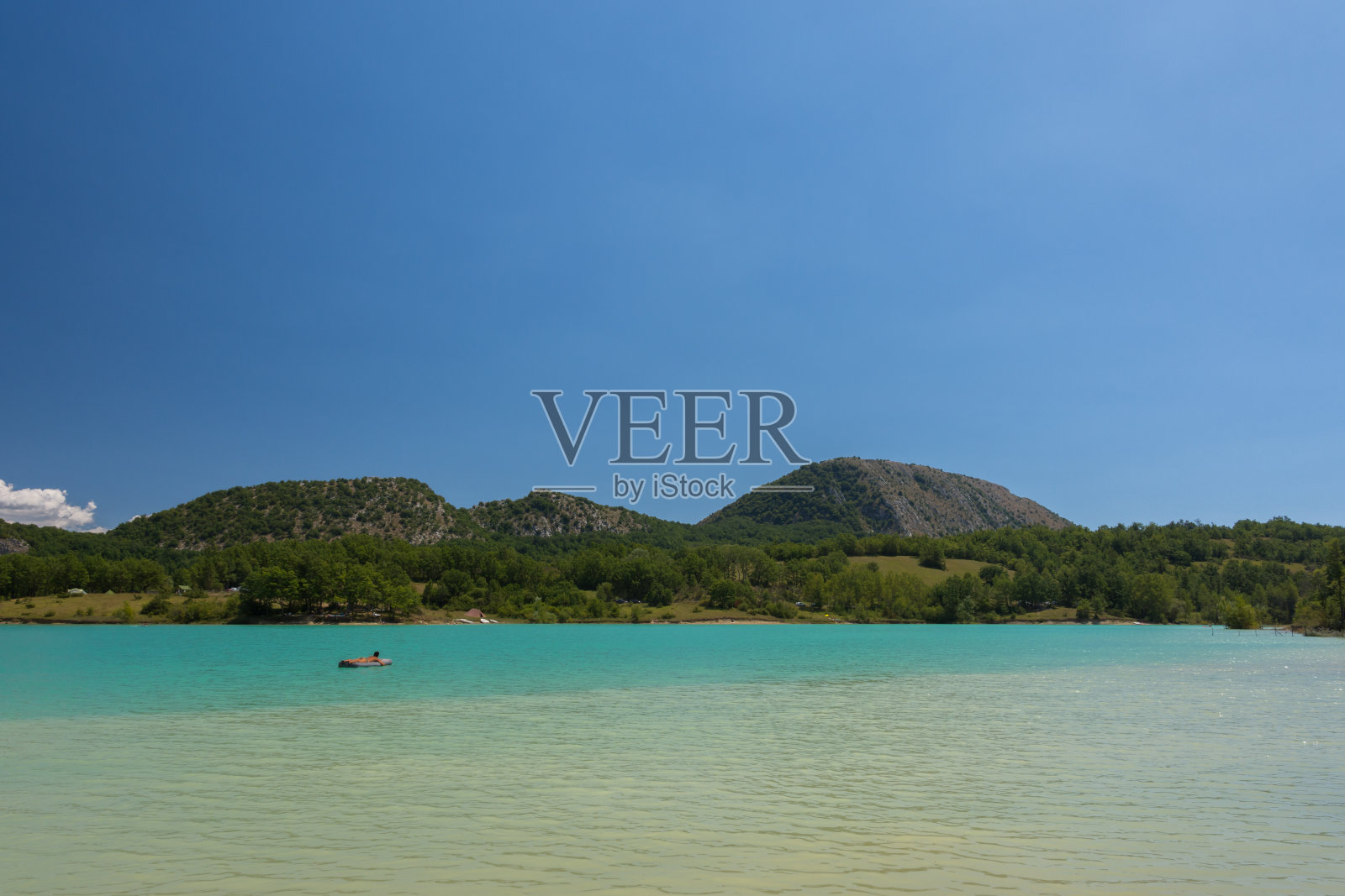 圣文森索城堡，Isernia, Molise。湖中。照片摄影图片