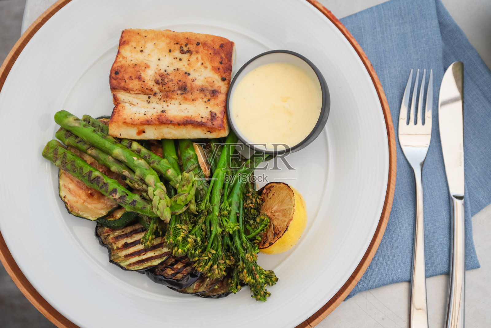 健康鱼片配清蒸蔬菜照片摄影图片