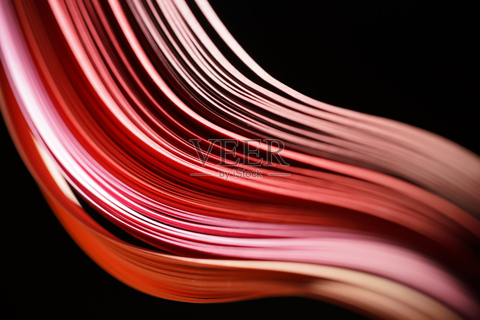 摘要红色渐变的彩色纸条以曲线的形状堆叠在一起照片摄影图片