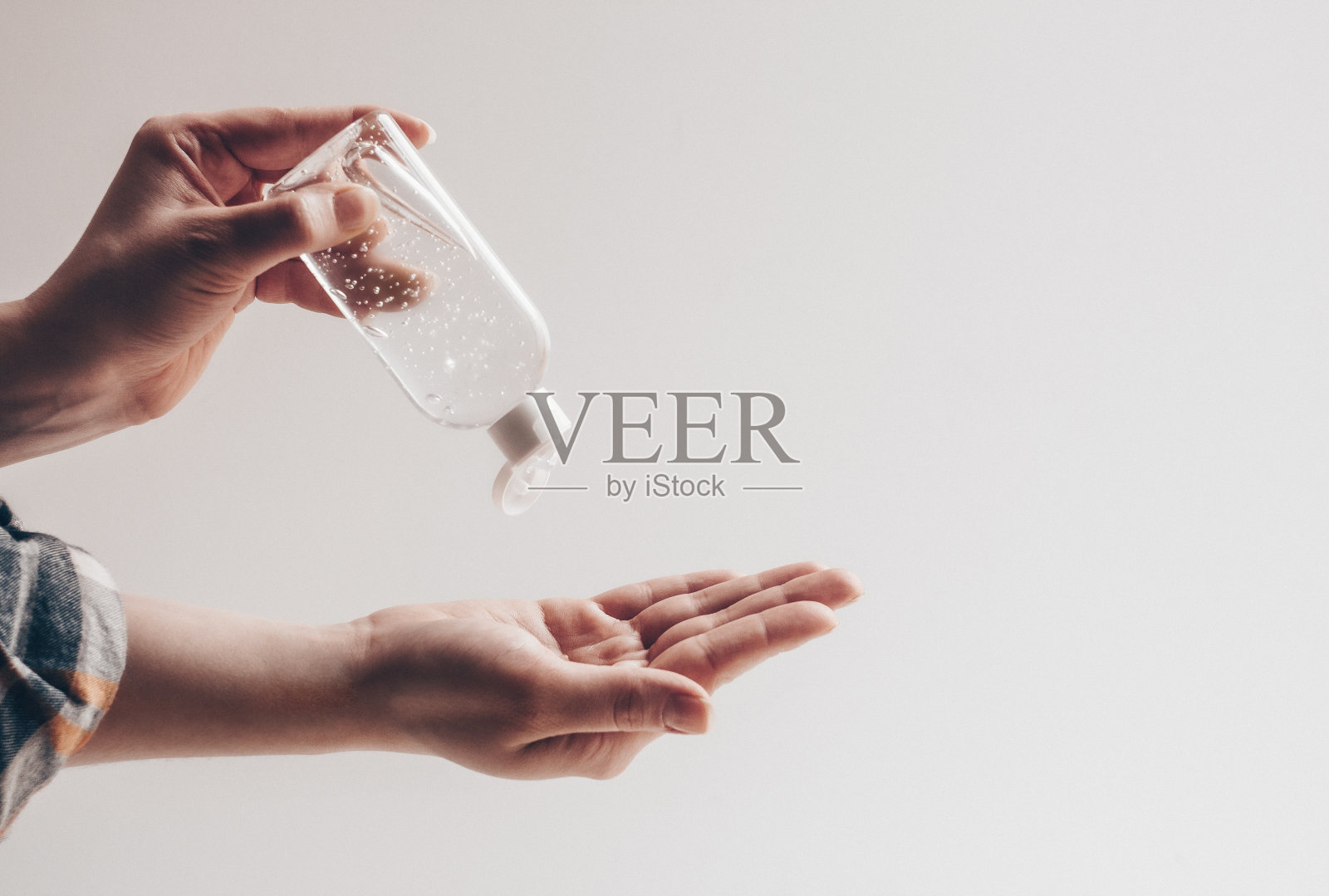 使用来自冠状病毒的抗菌剂进行手部消毒。照片摄影图片