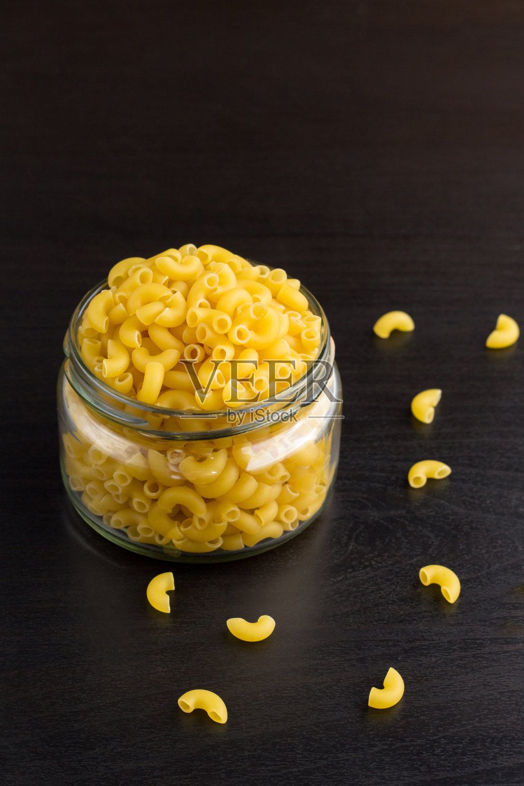 美味的传统意大利面角通心粉在玻璃罐中照片摄影图片