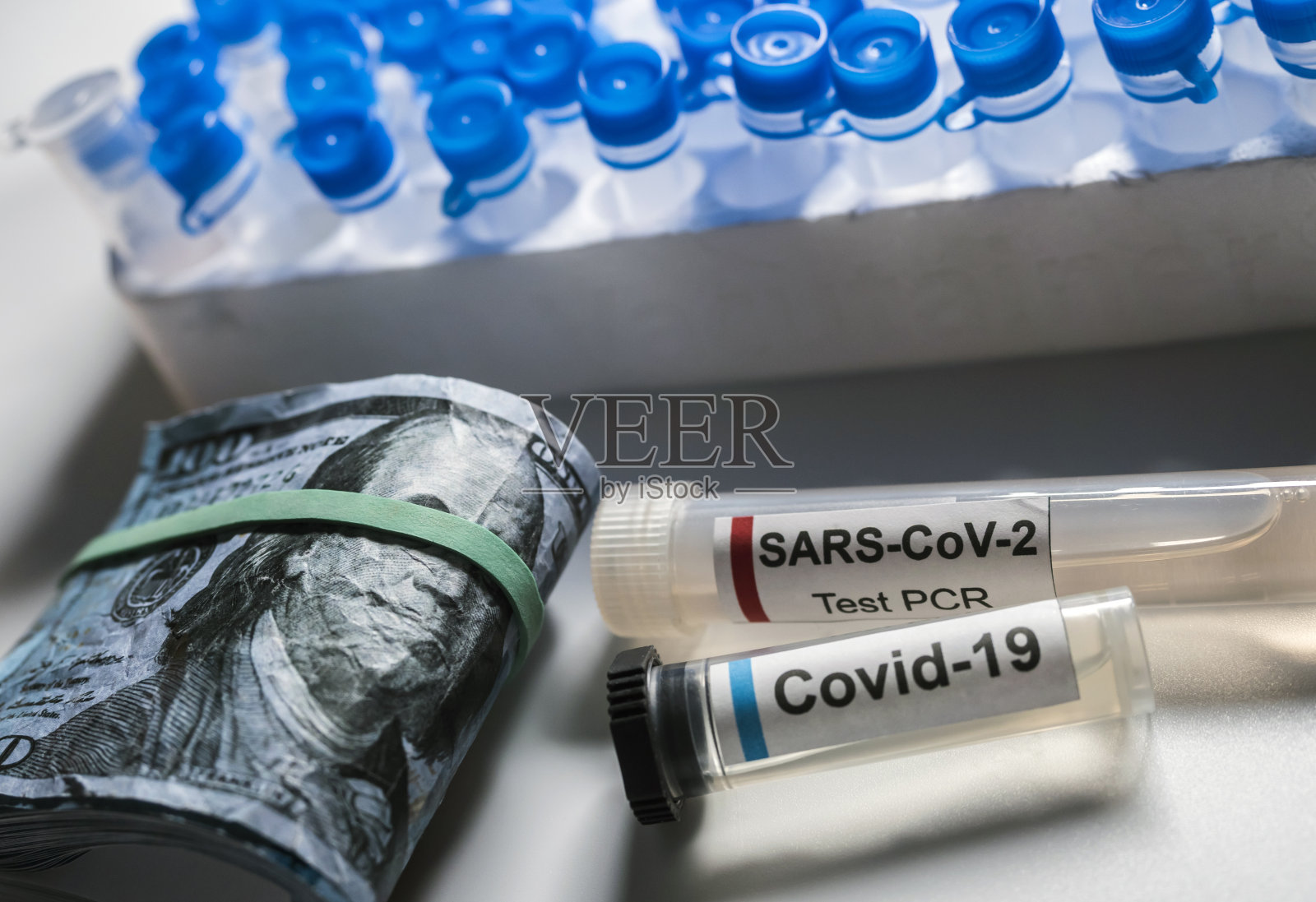 美国钞票上的小瓶冠状病毒，概念图像照片摄影图片