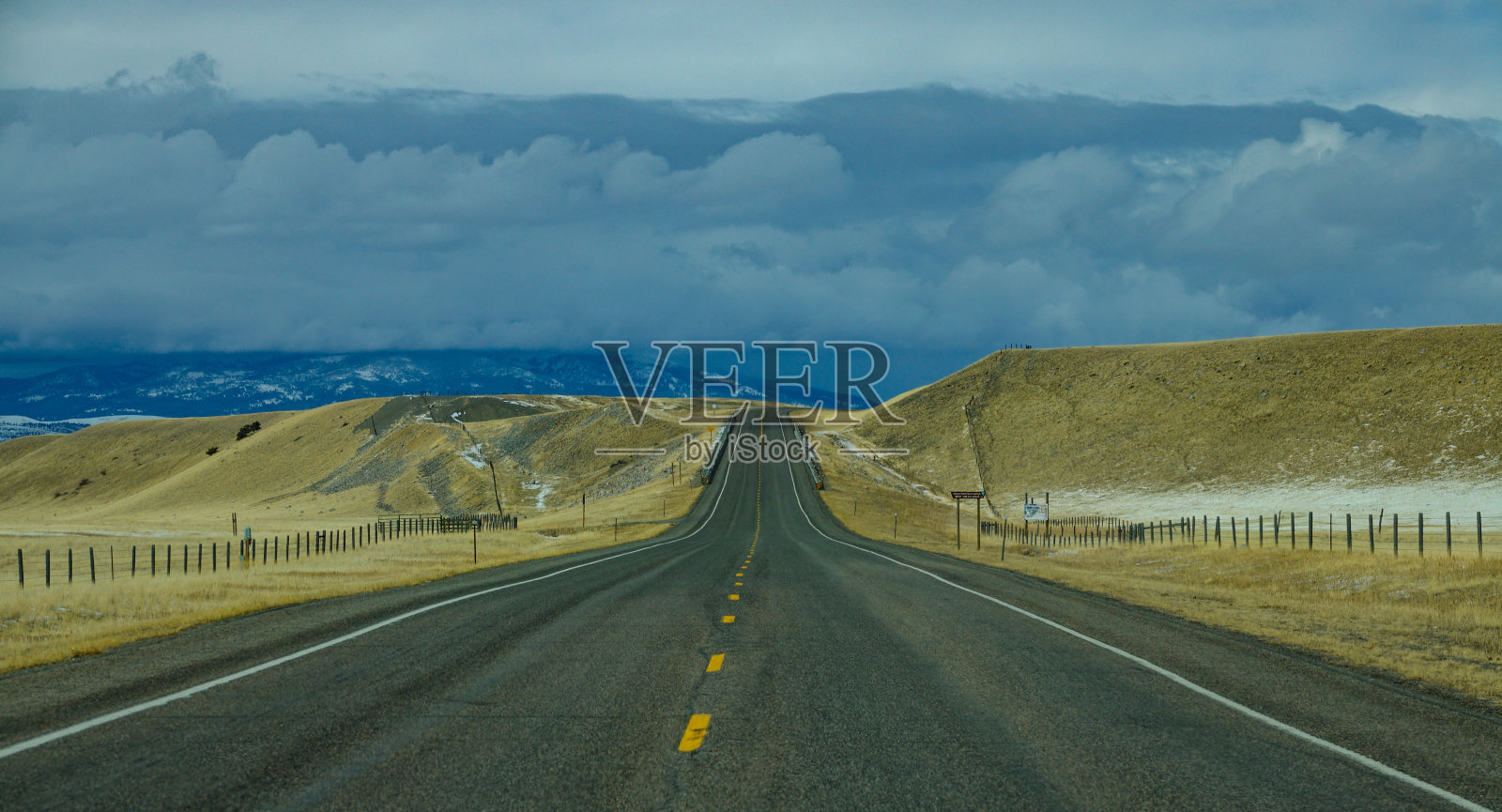 州际高速公路穿过蒙大拿州的乡村向远处的山区延伸照片摄影图片