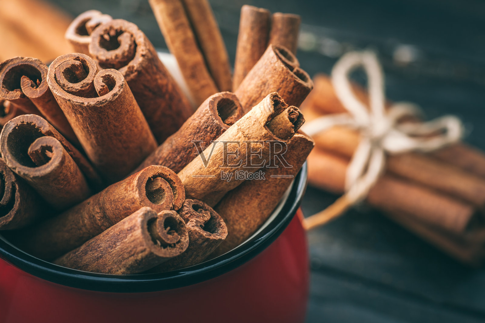 杯中的肉桂棒照片摄影图片