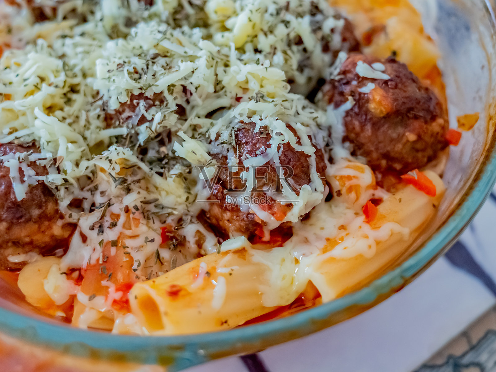 美味的意大利面和肉丸晚餐覆盖融化的奶酪照片摄影图片