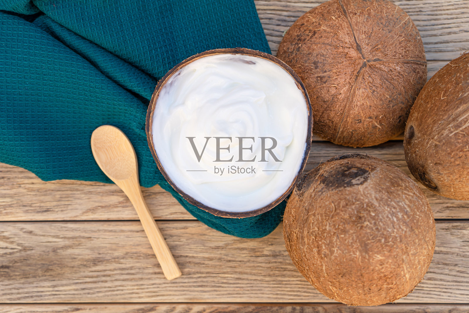 酸奶配汤匙，健康早餐配新鲜希腊酸奶，背景是什锦麦片照片摄影图片