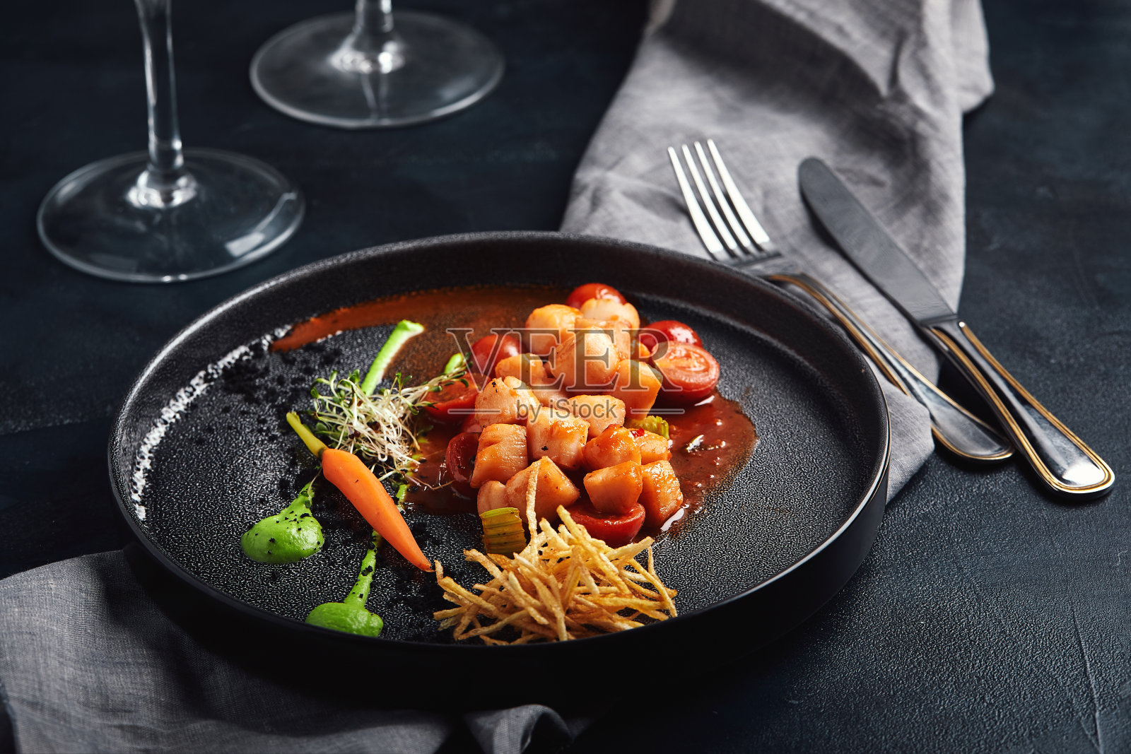 烤扇贝配蔬菜和酱汁，厨师的精美展示，食物照片，深色背景。复制空间、海鲜食品概念照片摄影图片