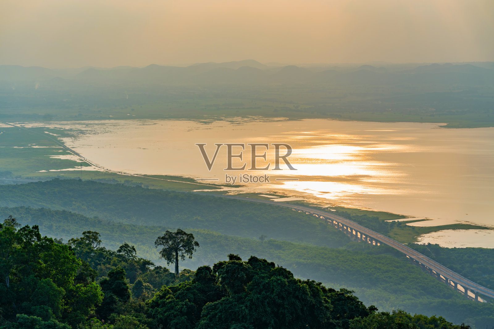 泰国Nakhon Ratchasima的Lam TaKhong大坝水库的日落景色。照片摄影图片