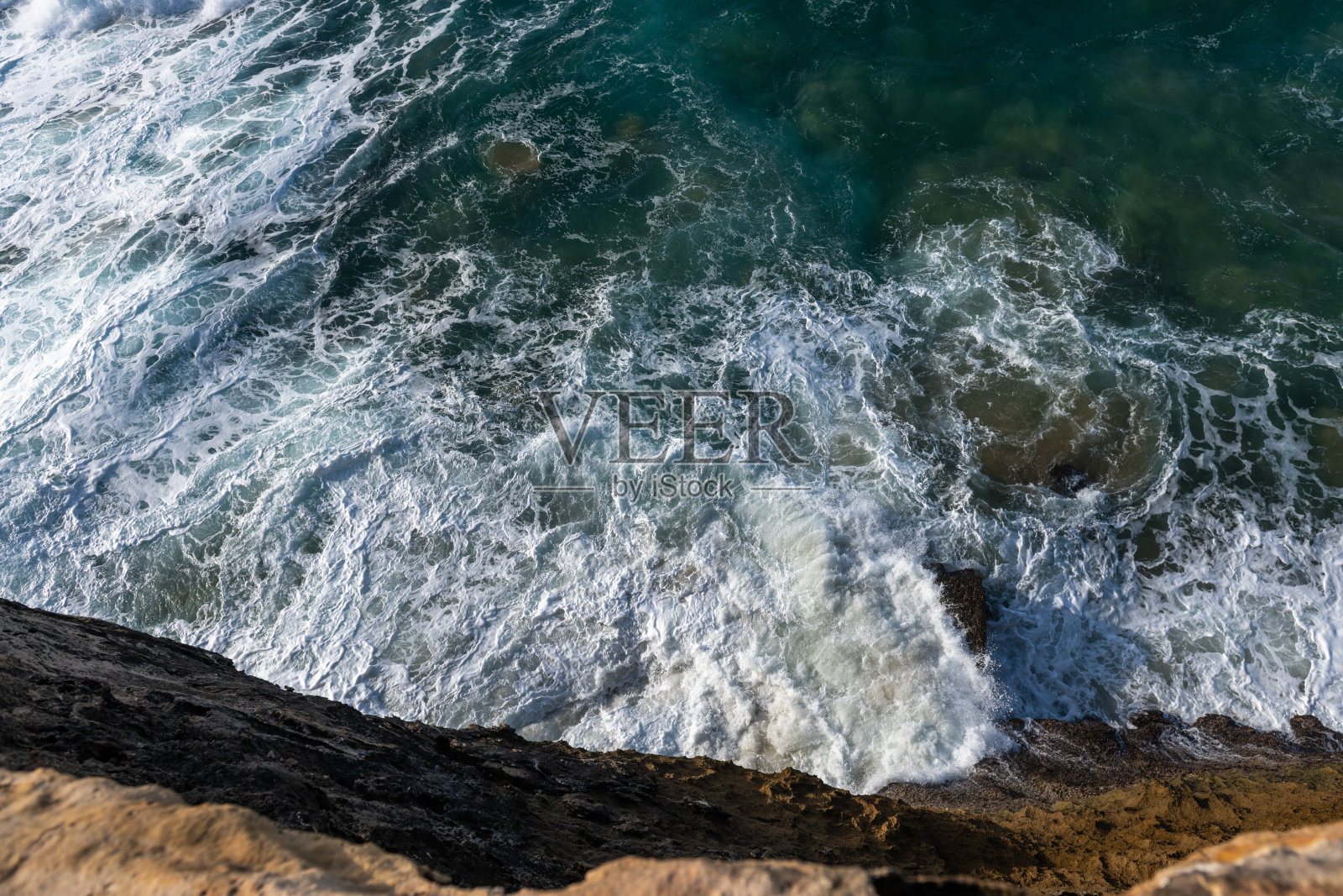 葡萄牙美丽的岩石海岸和蓝色的大海照片摄影图片