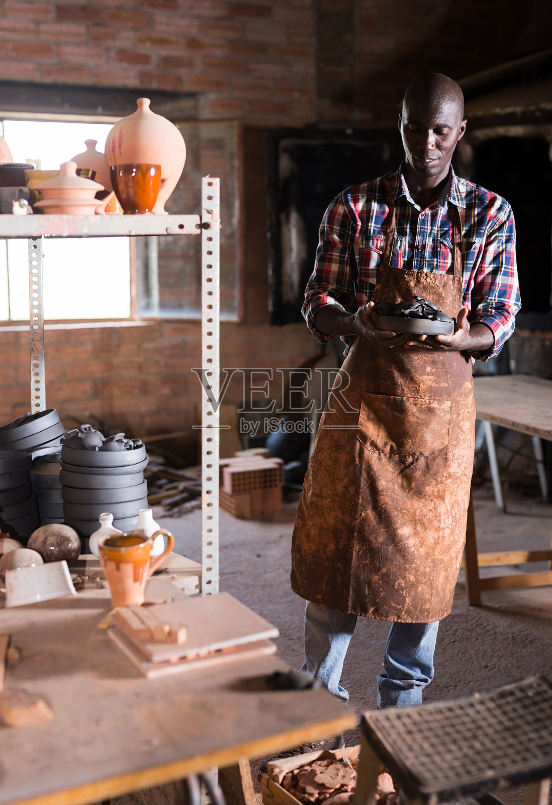 搬运陶瓷制品的工匠照片摄影图片