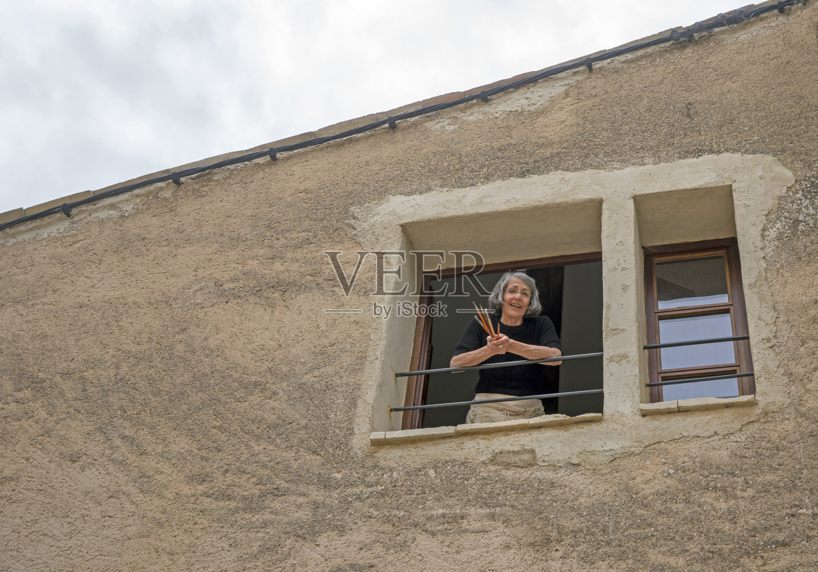 把曲线弄平，待在家里照片摄影图片