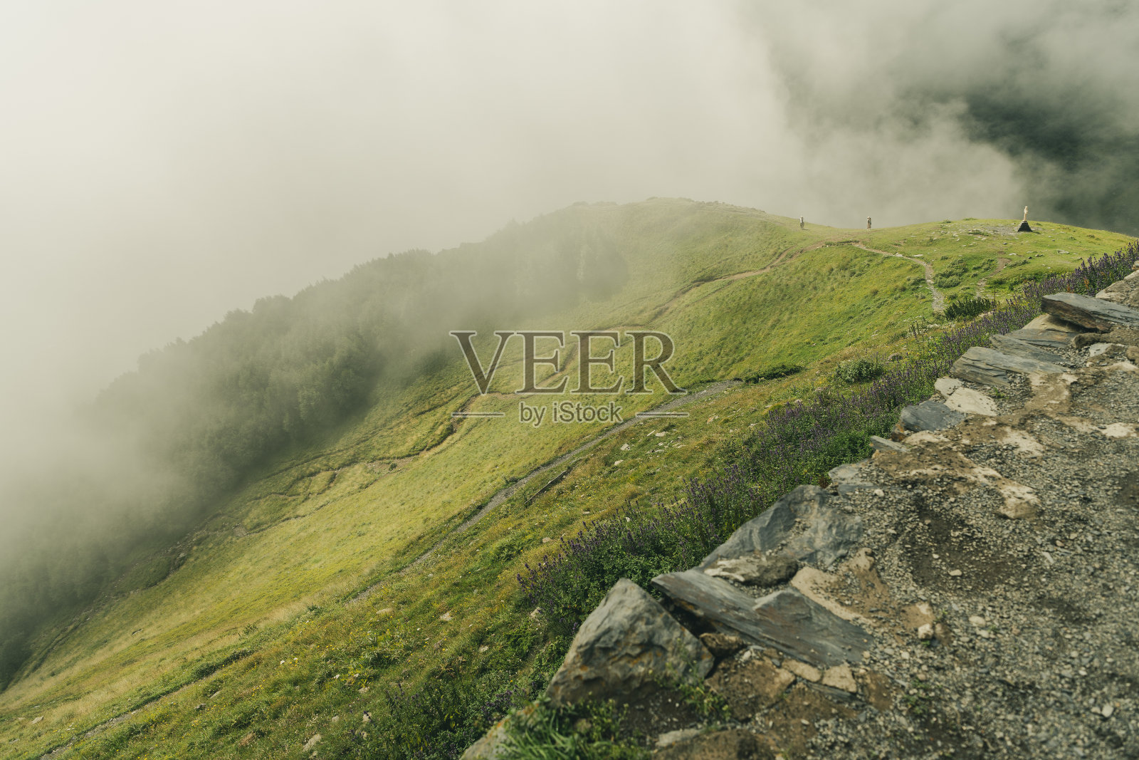 人们在山上行走照片摄影图片