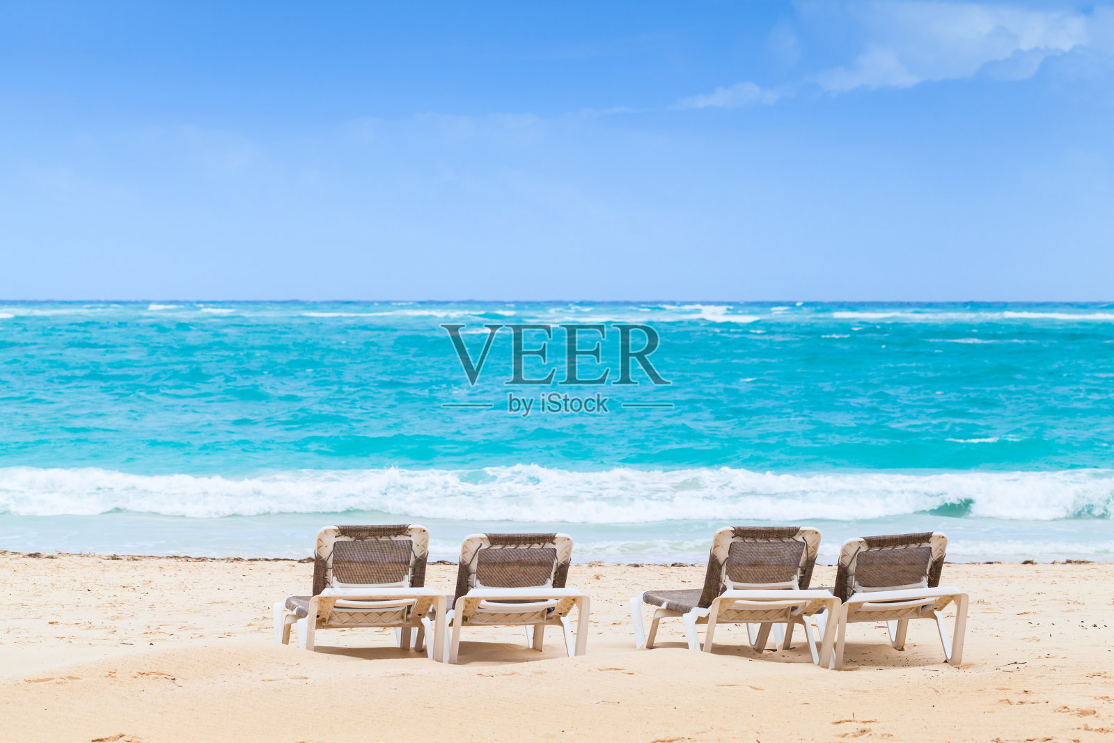 阳光普照者在阳光明媚的日子里躺在沙滩上照片摄影图片