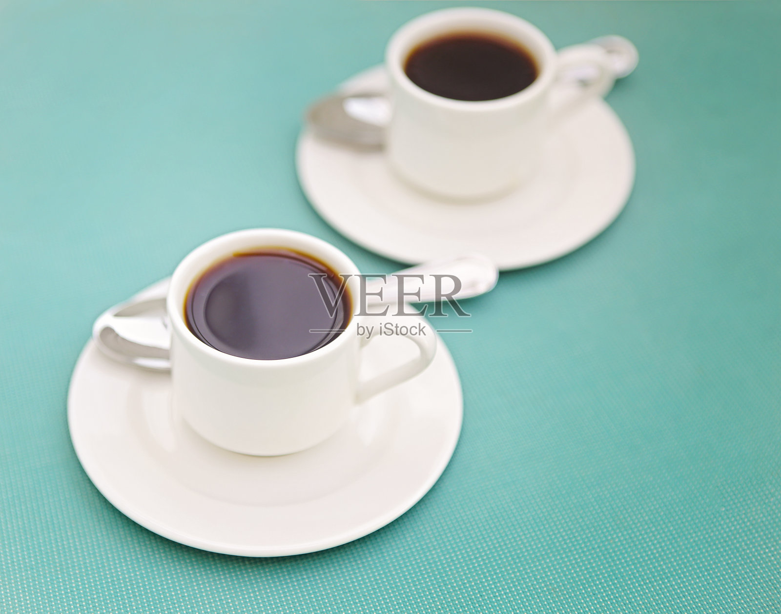 咖啡杯放在茶托上照片摄影图片