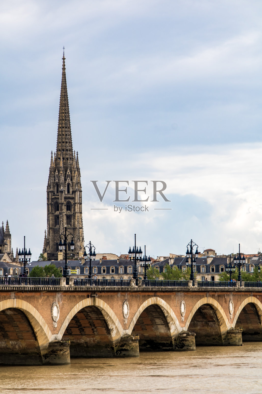 加隆(法国波尔多)的皮埃尔桥和圣米歇尔大教堂钟楼照片摄影图片