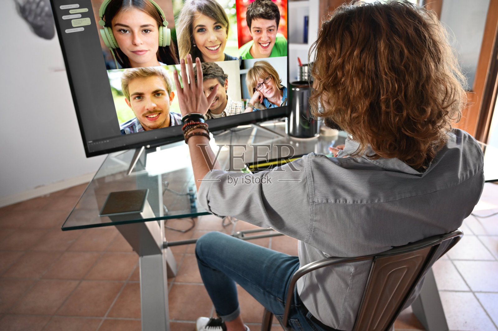 年轻男人与一群人进行视频聊天照片摄影图片