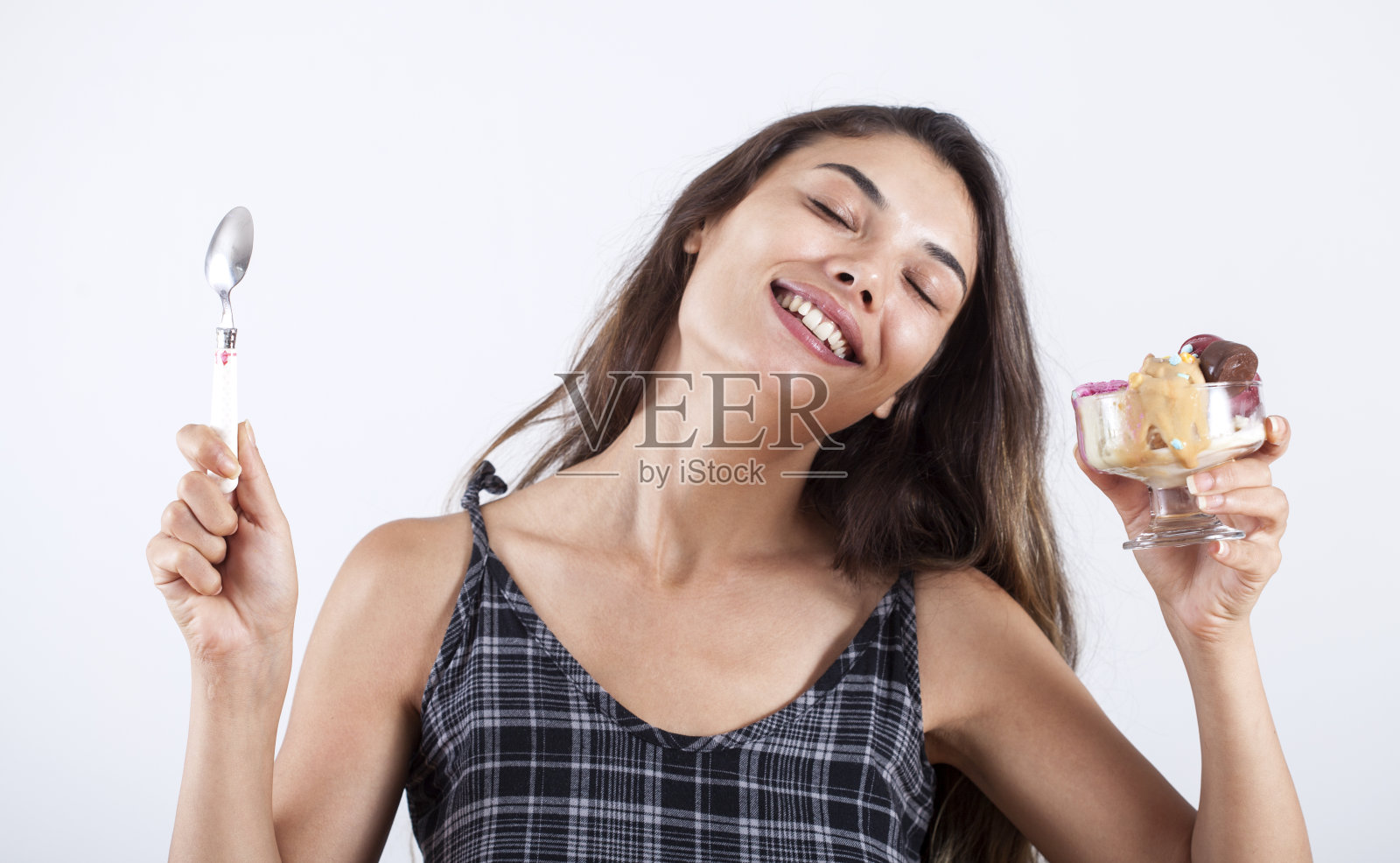 吃冰淇淋的漂亮年轻女子照片摄影图片