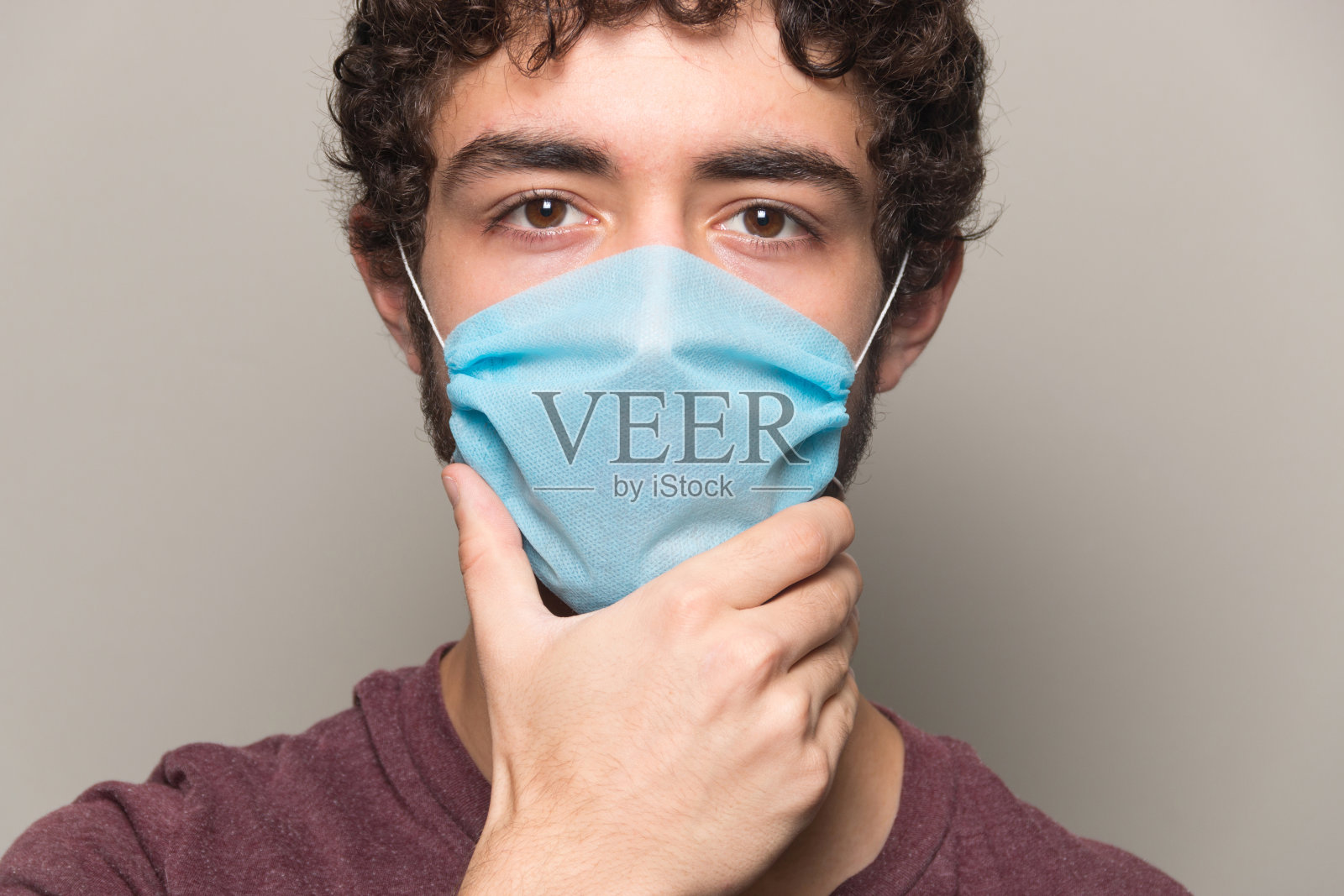 男孩捂着脸照片摄影图片