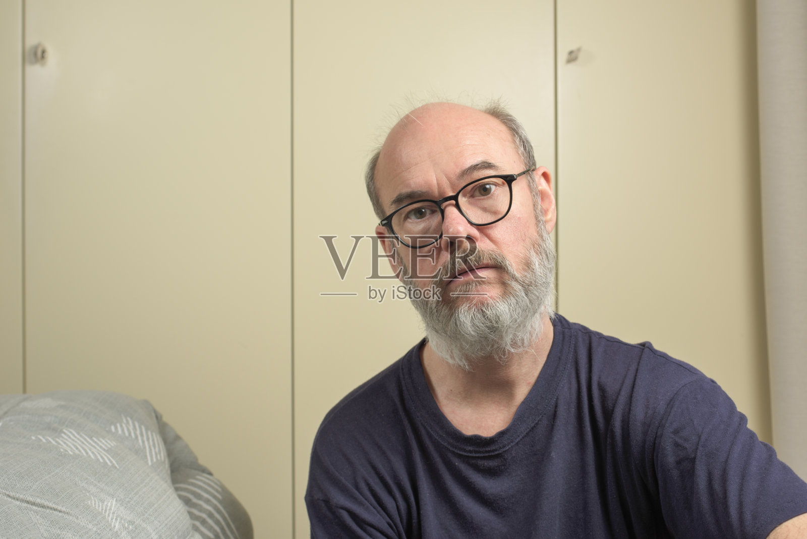 孤独的蓬头垢面的失业老人照片摄影图片