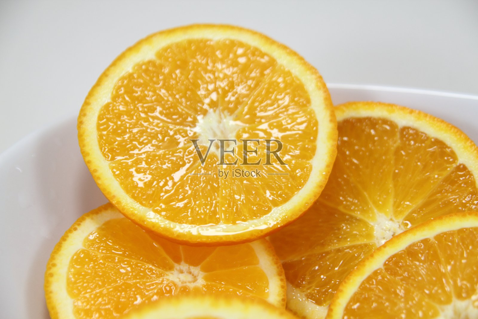 白色背景上的橘片照片摄影图片