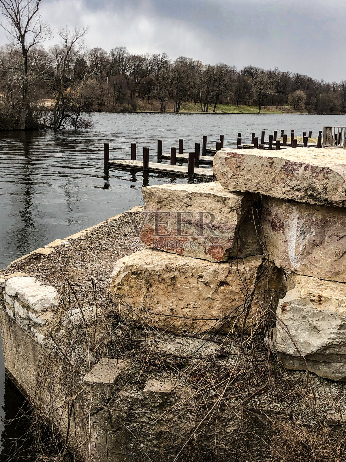 水堤旁的石头照片摄影图片