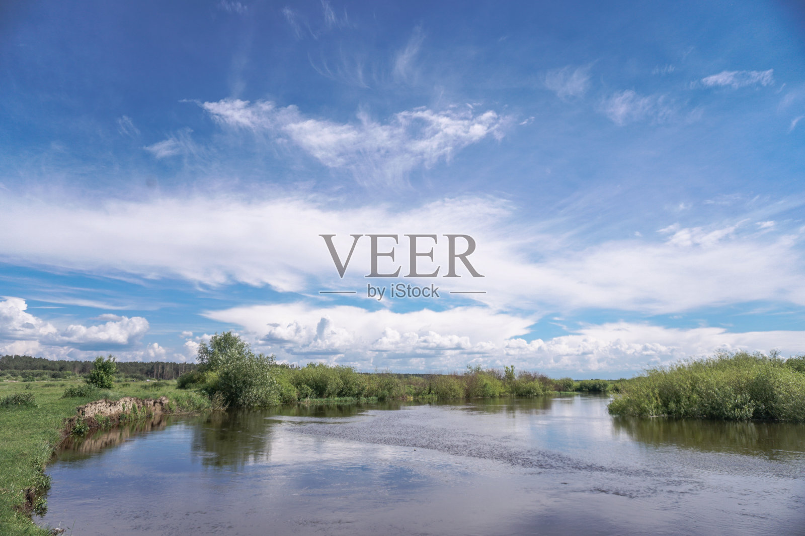 美丽的春江在大自然中流淌。早晨和晚上的风景五彩缤纷。去世界上荒芜的地方旅行。设计素材照片照片摄影图片