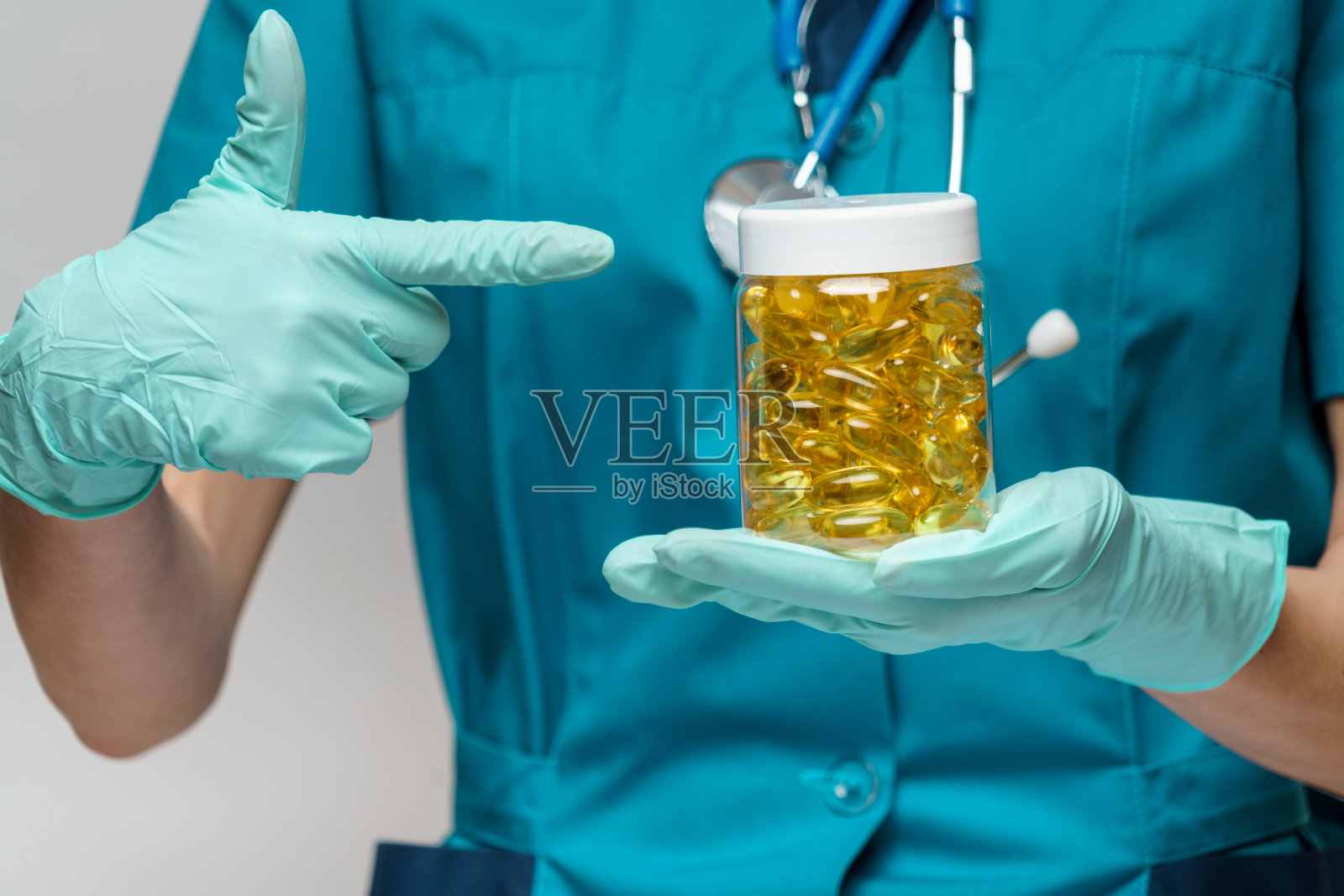 医生护士妇女戴着防护面具和橡胶或乳胶手套-持有药丸罐照片摄影图片