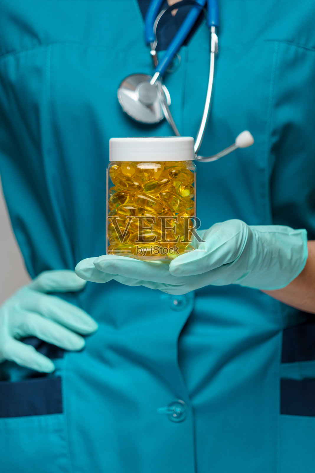 医生护士妇女戴着防护面具和橡胶或乳胶手套-持有药丸罐照片摄影图片