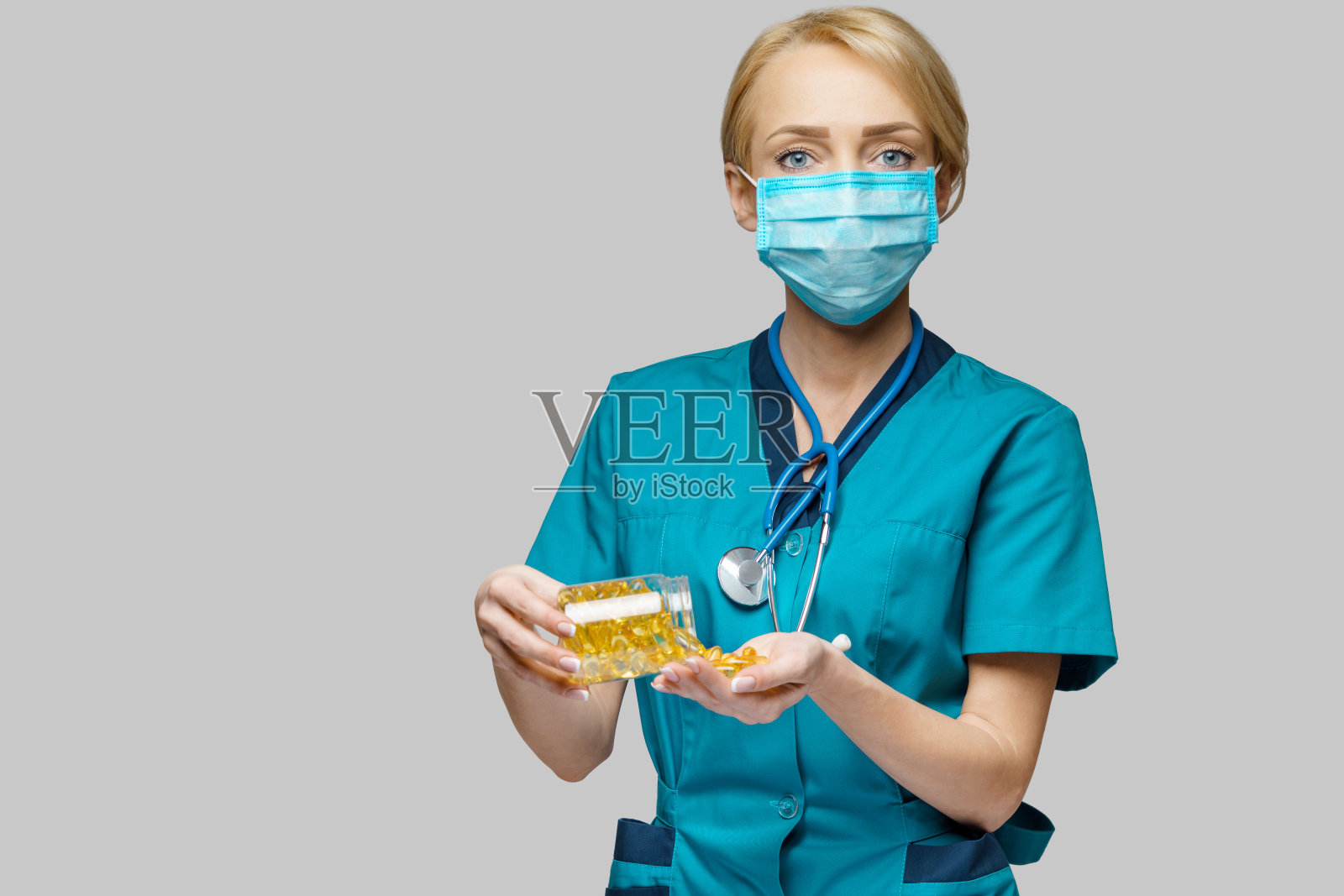 医生护士妇女戴着防护面具和橡胶或乳胶手套-持有药丸罐照片摄影图片