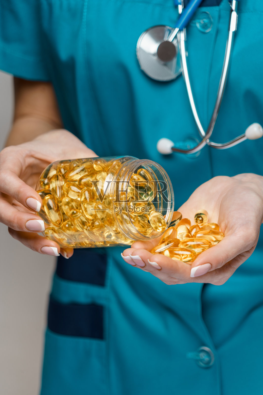 医生护士妇女戴着防护面具和橡胶或乳胶手套-持有药丸罐照片摄影图片