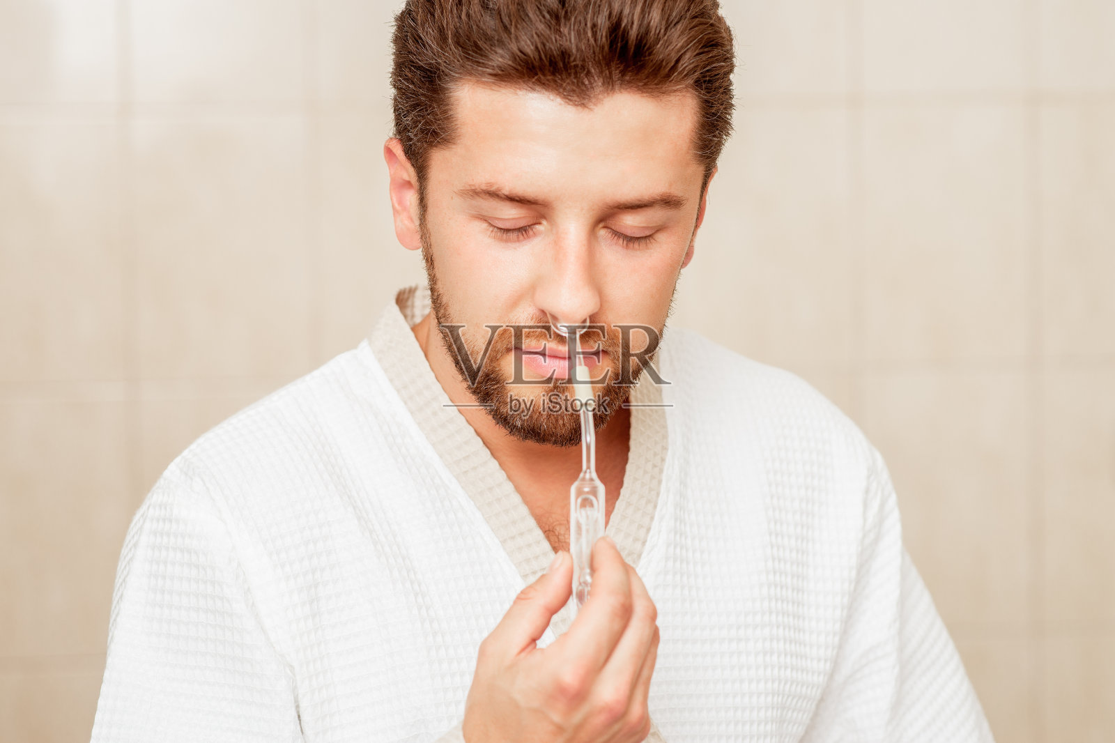 男人接受鼻腔吸入。照片摄影图片