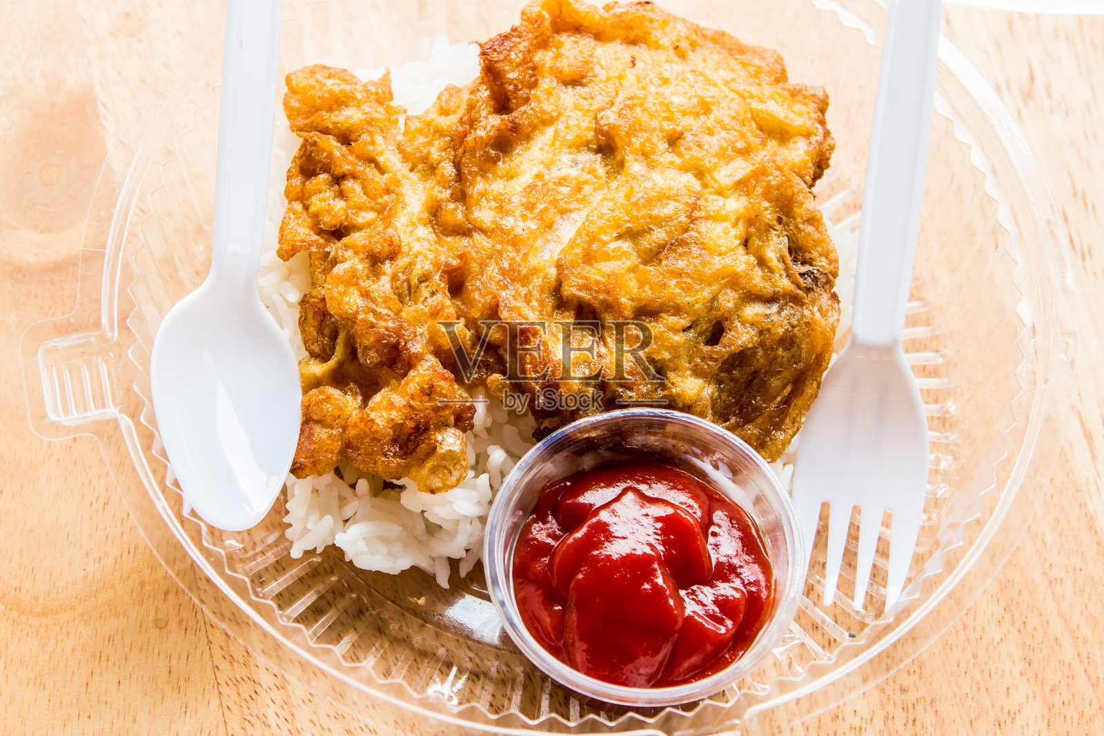 蛋卷和米饭放在外卖盒里照片摄影图片