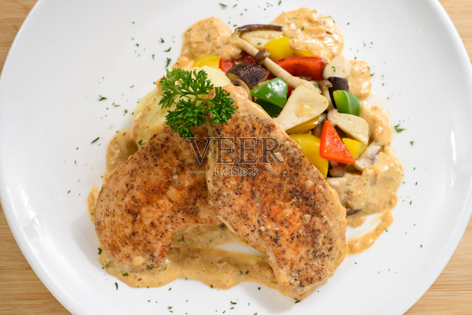 炸鸡胸肉拌青菜照片摄影图片