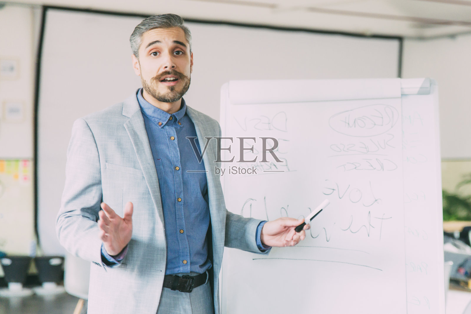 商务教练站在白板旁边照片摄影图片