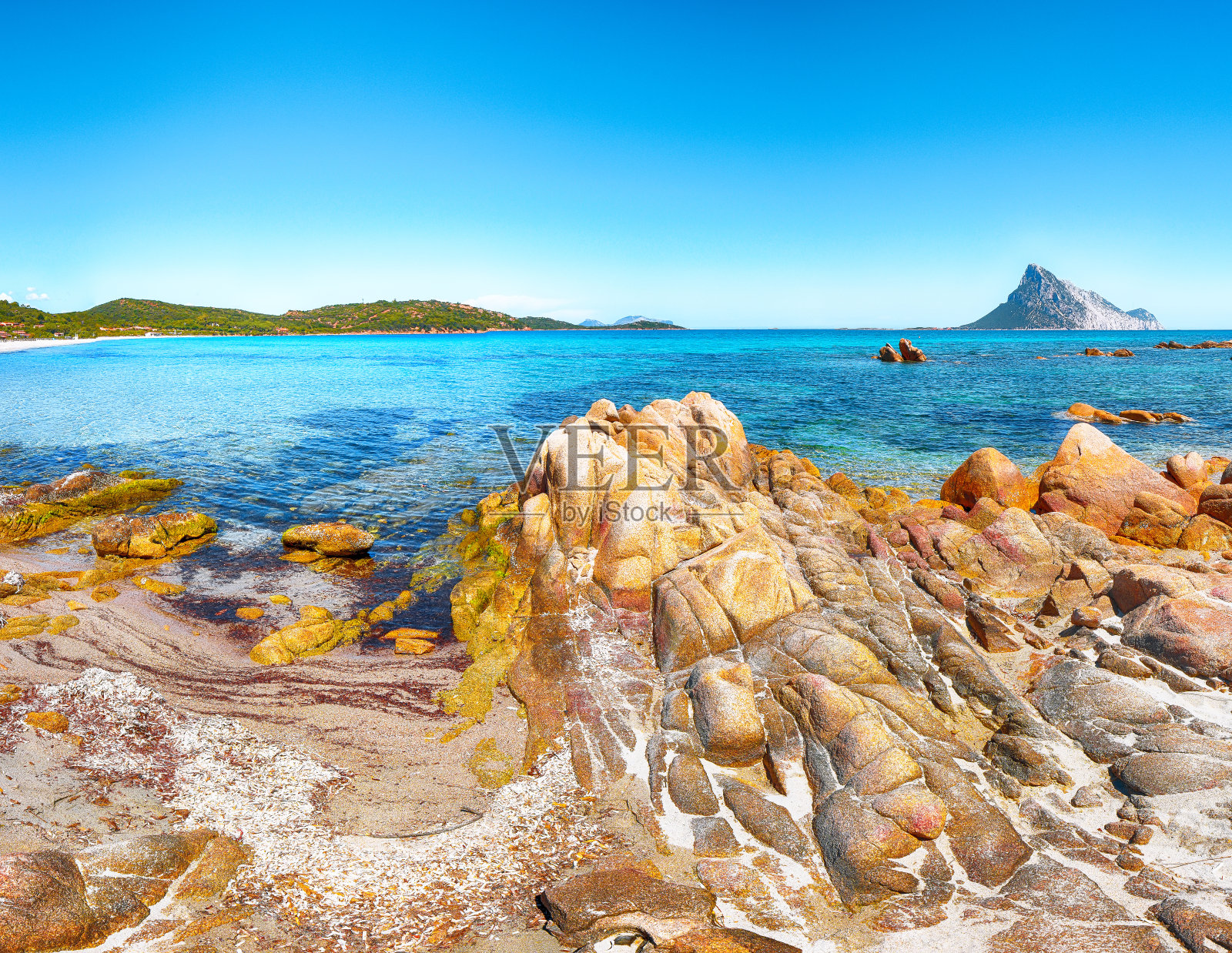 波尔图塔维尔纳海滩附近的蔚蓝色海水和岩石照片摄影图片