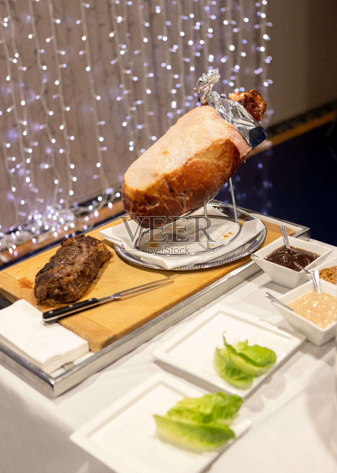 不同种类的奶酪，面包，饼干，火腿照片摄影图片