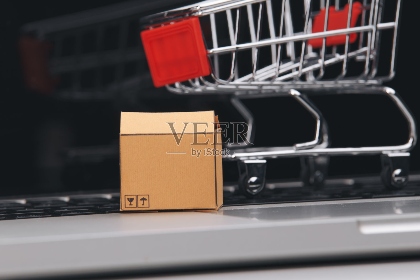 网上购物是一种电子商务形式，允许消费者直接从卖家那里购买商品照片摄影图片