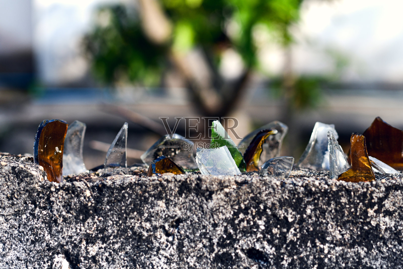 混凝土栅栏与保护小偷从碎玻璃的背景散景照片摄影图片