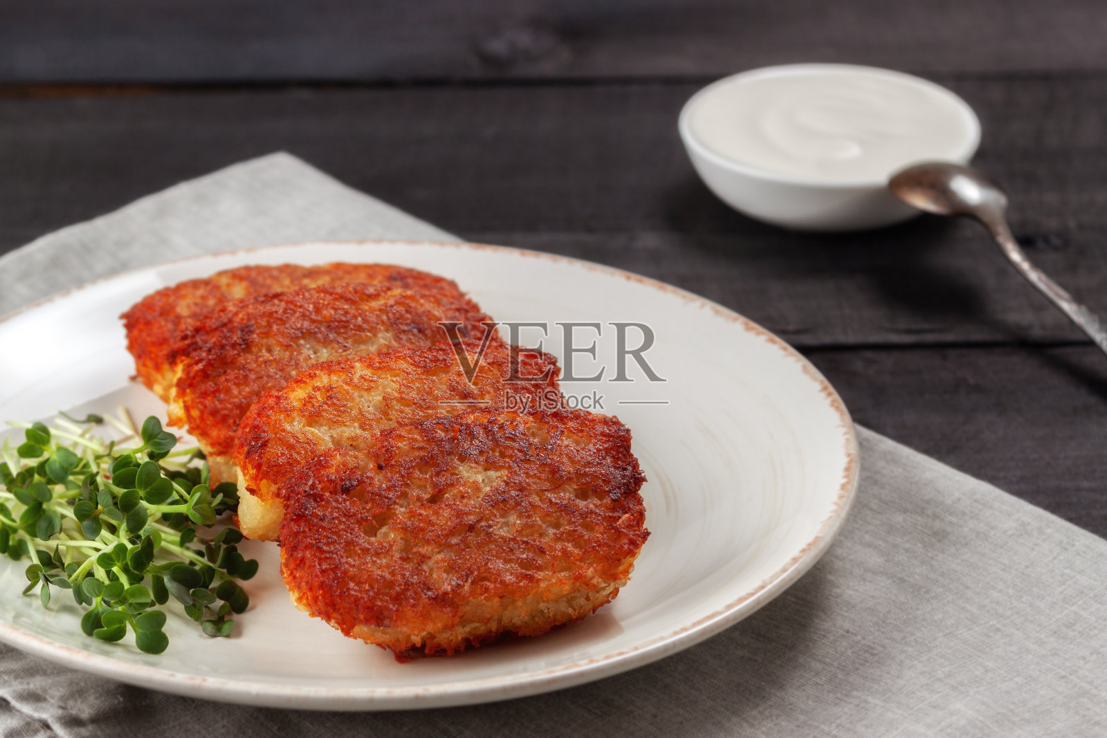 土豆煎饼配酸奶油和小茴香放在一张木桌上照片摄影图片