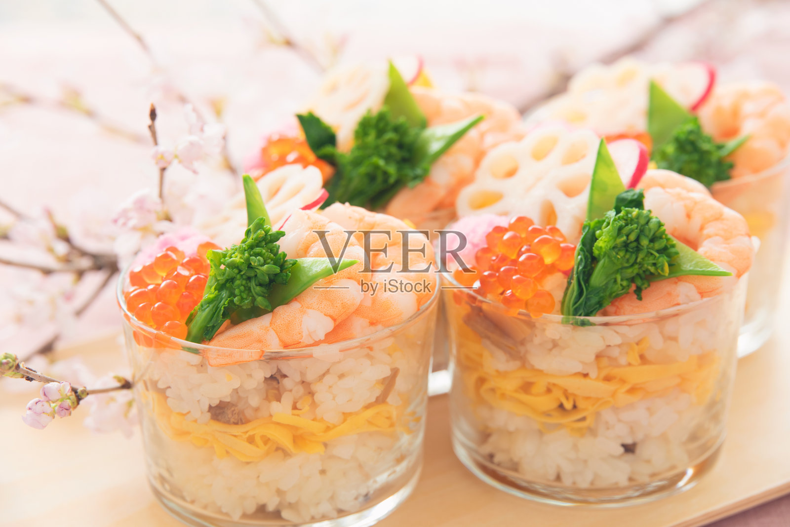 日本料理，杯Chirashi寿司照片摄影图片